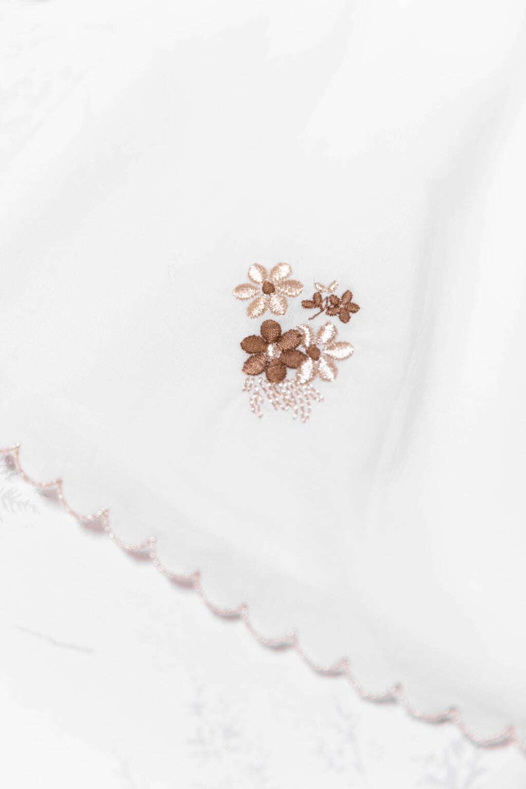 Robe - blanche à  fleurs brodées